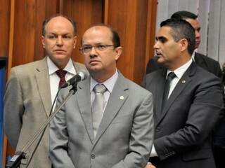 Deputados Junior Mochi (MDB), José Carlos Barbosa (DEM), no centro, e Herculano Borges (SD), durante sessão (Foto: Victor Chileno/ALMS)