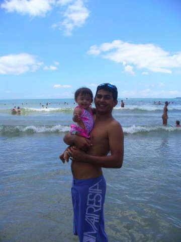  Crian&ccedil;a de 2 anos fica em estado grave ap&oacute;s cair em piscina  