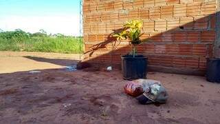 Jovem foi encontrado morto em frente à casa da ex-mulher, no Bairro Portal da Lagoa. (Foto: Filipe Prado)