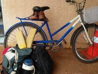 Bicicleta, drogas e objetos apreendidos com a dupla. (Foto: Divulgação/PRF) 