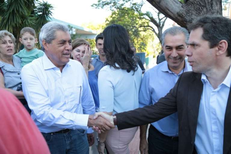 Ex-governador, André Puccinelli (PMDB), com o juiz eleitoral David Gomes de Oliveira e o atual chefe do Executivo Estadual, Reinaldo Azambuja (PSDB). (Foto: Fernando Antunes)