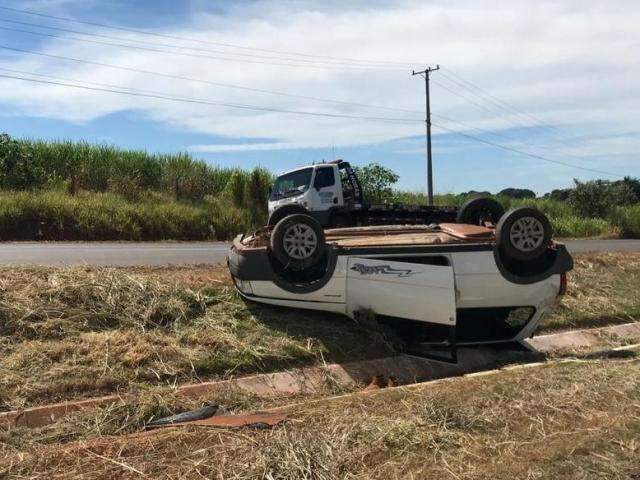 Motorista se assusta e capota carro perto de radar de velocidade 