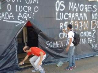 Grevistas instalaram lona preta em frente à agência em Dourados (Foto: Divulgação)
