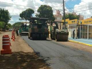 O trabalho de recapeamento da rua já começou e está sendo executado pelo Exército. (Foto: Simão Nogueira)