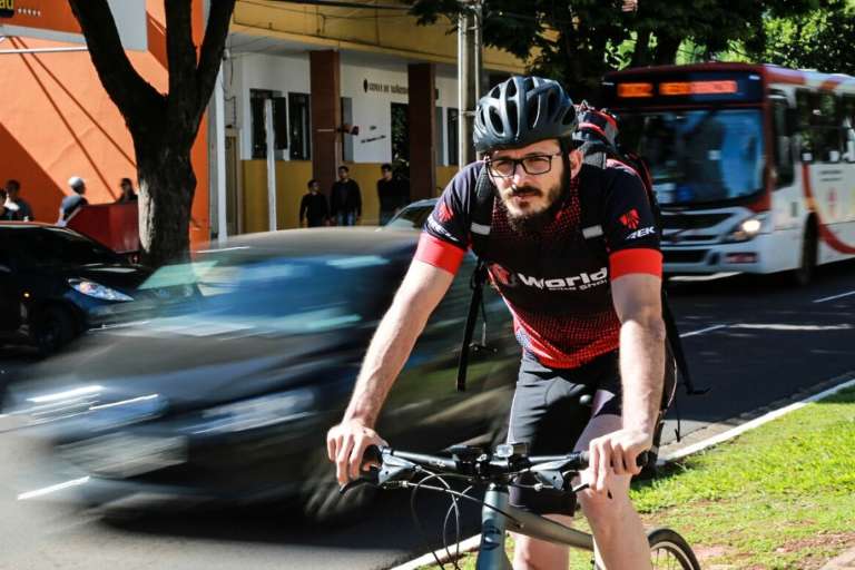 Ao optar pela bike, Eduardo faz exercício, economiza combustível e ajuda a reduzir a poluição. "Cada um deve fazer sua parte".