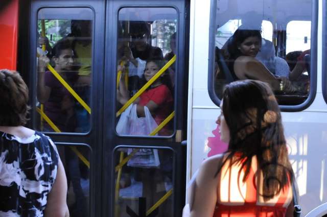 Falta de &ocirc;nibus e superlota&ccedil;&atilde;o s&atilde;o dramas di&aacute;rios dos passageiros