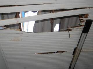 Telhado da lojas de roupas destruído. (Fotos: Viviane Oliveira)
