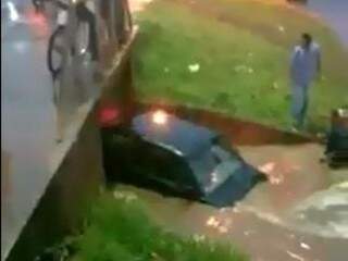 Carro &eacute; arrastado para debaixo de ponte em temporal no interior 