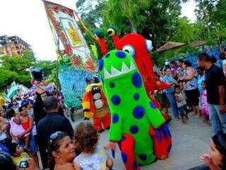 Crianças e adultos em meio aos bonecos em 2013; todos as apresentações foram gratuitas (Foto: Arquivo)