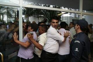 Grupo e guardas municipais entram em confronto após decisão Judicial (Foto: Cleber Gellio)