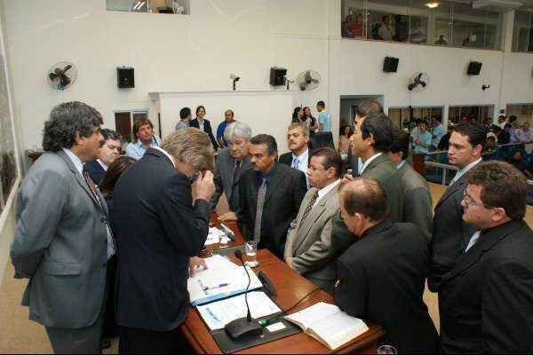 C&acirc;mara de Dourados lota para votar abertura de processos