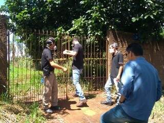 Policiais no terreno onde corpo foi encontrado nesta tarde em Dourados (Foto: Adilson Domingos)