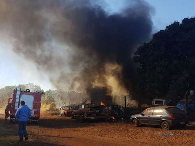Inc&ecirc;ndio em p&aacute;tio de recuperadora destr&oacute;i pelo menos seis carros