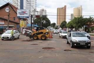 Serviço de tapa-buraco foi feito dia 2 na Mato Grosso, esquina com a rua Bahia.   (Foto: Fernando Antunes)