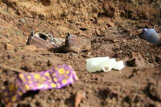 Local onde corpo de travesti foi encontrado tinha vários preservativos (Foto: Marcos Ermínio)