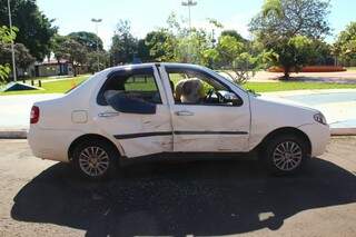 Veículo Fiat Siena envolvido em acidente na Rua Bom Pastor em que três pessoas ficaram feridas. (Foto: Fernando Antunes)