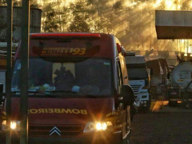 Bombeiros tentam h&aacute; 4 horas conter chamas em dep&oacute;sito de petroqu&iacute;mica 