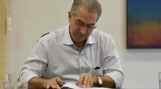 Governador Reinaldo Azambuja assinou decreto ontem (Foto: Divulgação/Governo do Estado)