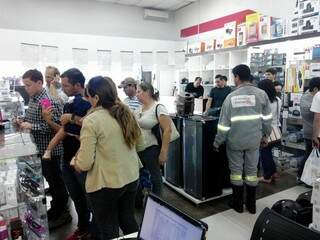Movimento de clientes nas lojas na tarde de hoje ja era intenso. (Foto: ACEPP)