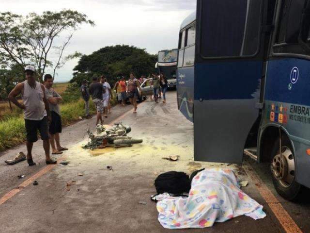Motociclista colide em micro-&ocirc;nibus e morre na MS-376