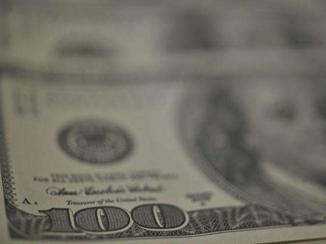 D&oacute;lar sobe 1% e fecha a R$ 4,18, maior patamar em quase um ano