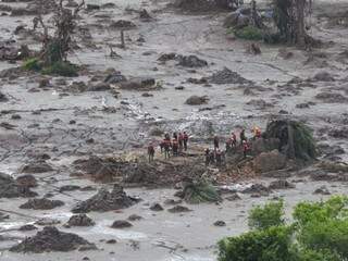 Desastre ambiental em Mariana, em 2015, foi resultado de rompimento de barragem da Samarco; questões legais mobilizam debates até hoje. (Foto: Antônio Cruz/Agência Brasil/Arquivo)