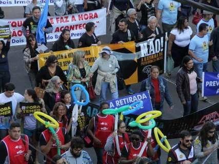 Manifestantes bloqueiam trânsito na Afonso Pena durante passeata