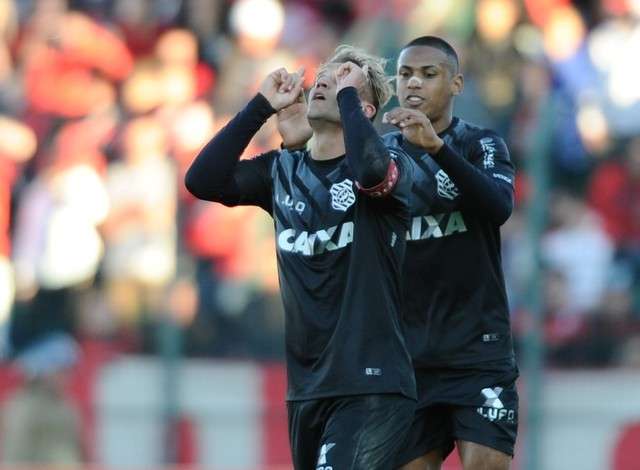 Figueirense bate o Flamengo por 1 a 0 e salta na tabela do Brasileir&atilde;o