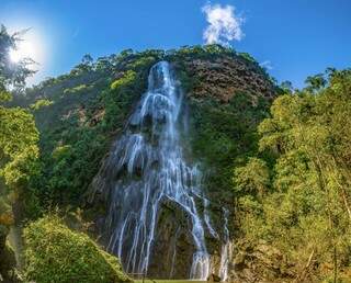 Na Boca da Onça: Fica em Bodoquena, a cachoeira mais alta de Mato Grosso do Sul e uma das mais altas do Brasil com 156 metros (Foto: Valter Patrial/H2O Ecoturismo)