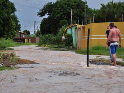  Moradores da Nv. Campo Grande convivem com cobras e ratos trazidos pela chuva
