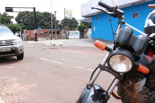 Menina de 7 anos &eacute; atropelada ap&oacute;s descer correndo do carro em avenida 