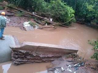 Volume de água rompeu barragem no distrito de Nova Itamarati (Foto: Divulgação)