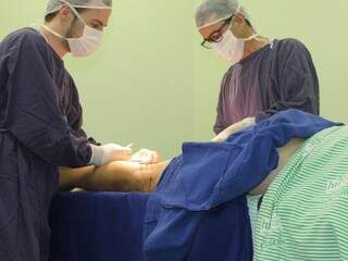 Paciente durante cirurgia vascular, ontem o HU de Dourados (Foto: Divulgação/HU)