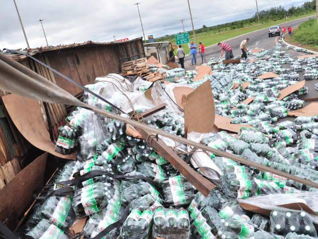  Caminh&atilde;o tomba com 11.520 garrafas de guaran&aacute;