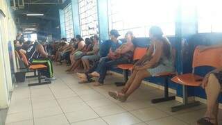 Imagem registrada por leitor mostra sala de espera lotada no posto de saúde do Nova Bahia. (Foto: Reprodução/WhatsApp)