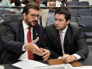 Deputados Pedro Kemp (PT) e João Henrique Catan (PL), durante sessão (Foto: Luciana Nassar/ALMS)