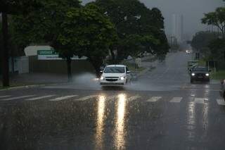Chuva é forte em várias regiões da Capital (Foto: Cleber Gellio)