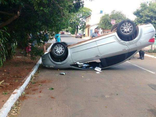 Mulher desvia aten&ccedil;&atilde;o ao falar com crian&ccedil;a, perde controle e capota carro