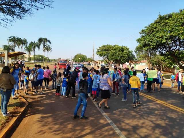 Sem transporte escolar, moradores protestam agora na frente da prefeitura