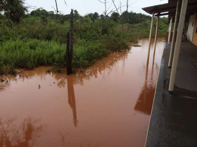 Chuva alaga, de novo, sede de ONG &agrave;s margens do C&oacute;rrego B&aacute;lsamo