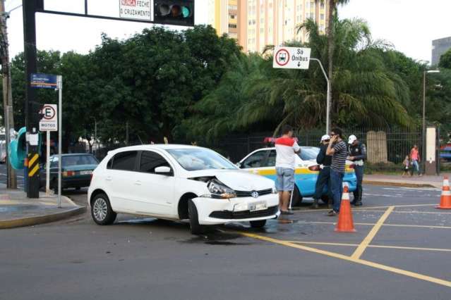 Acidente envolvendo tr&ecirc;s carros deixa um ferido no centro de Campo Grande