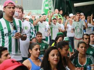 Jogo contra o Corinthians reuniu cerca de 200 torcedores (Foto: Marcos Ermínio)