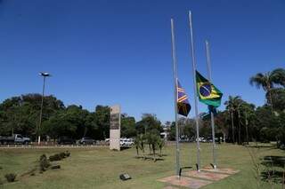 Em dia de luto, Parques dos Poderes têm bandeiras a meio-mastro. (Fotos: Marcos Ermínio)