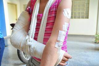 Menina com ferimentos nos braços causados pelos golpes com faca. (Foto: João Garrigó)