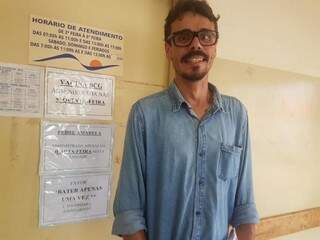 Júlio César na UBS Tiradentes. Ele não sabia que a vacina é aplicada somente às quartas-feiras. (Foto: Anahi Gurgel)