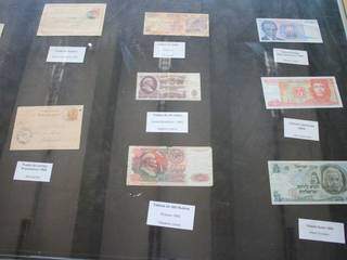 Cédulas de dinheiros com imagem de pessoas influentes expostas (Foto: Marina Pacheco)