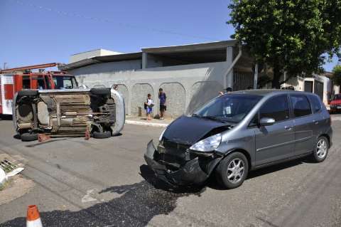 Carro tomba em acidente no bairro Coophafé