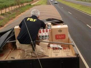 As caixas com os cigarros ocupavam toda a carroceria do caminhão. (Foto: DivulgaçãoPRF) 