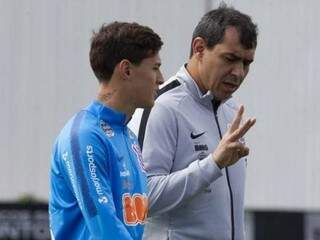 Fabio Carille conversa com Mateus Vital no treino do Timão (Foto: Daniel Augusto Jr/Ag. Corinthians)