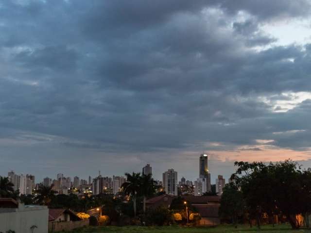 De norte a sul, de leste a oeste, dia amanhece com garoa em v&aacute;rias cidades